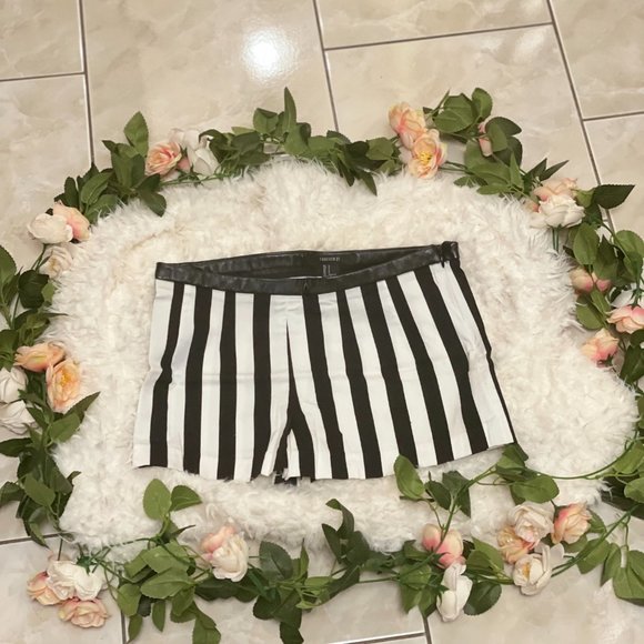 FOREVER 21- HIGHWAISTED SHORTS - Picture 2 of 6